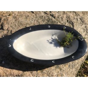 Aflangt Fad / Sort med Mnster p Kanten